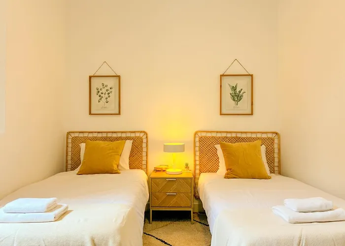 Principe Real - 2 Bedroom With Terrace * 리스본